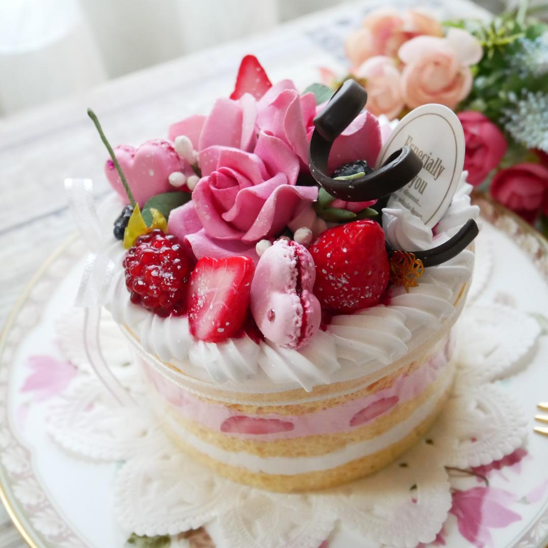 【マロングラッセ様】フェイクスイーツ◆薔薇＆マカロン飾り♡苺の華やかデコケーキ
