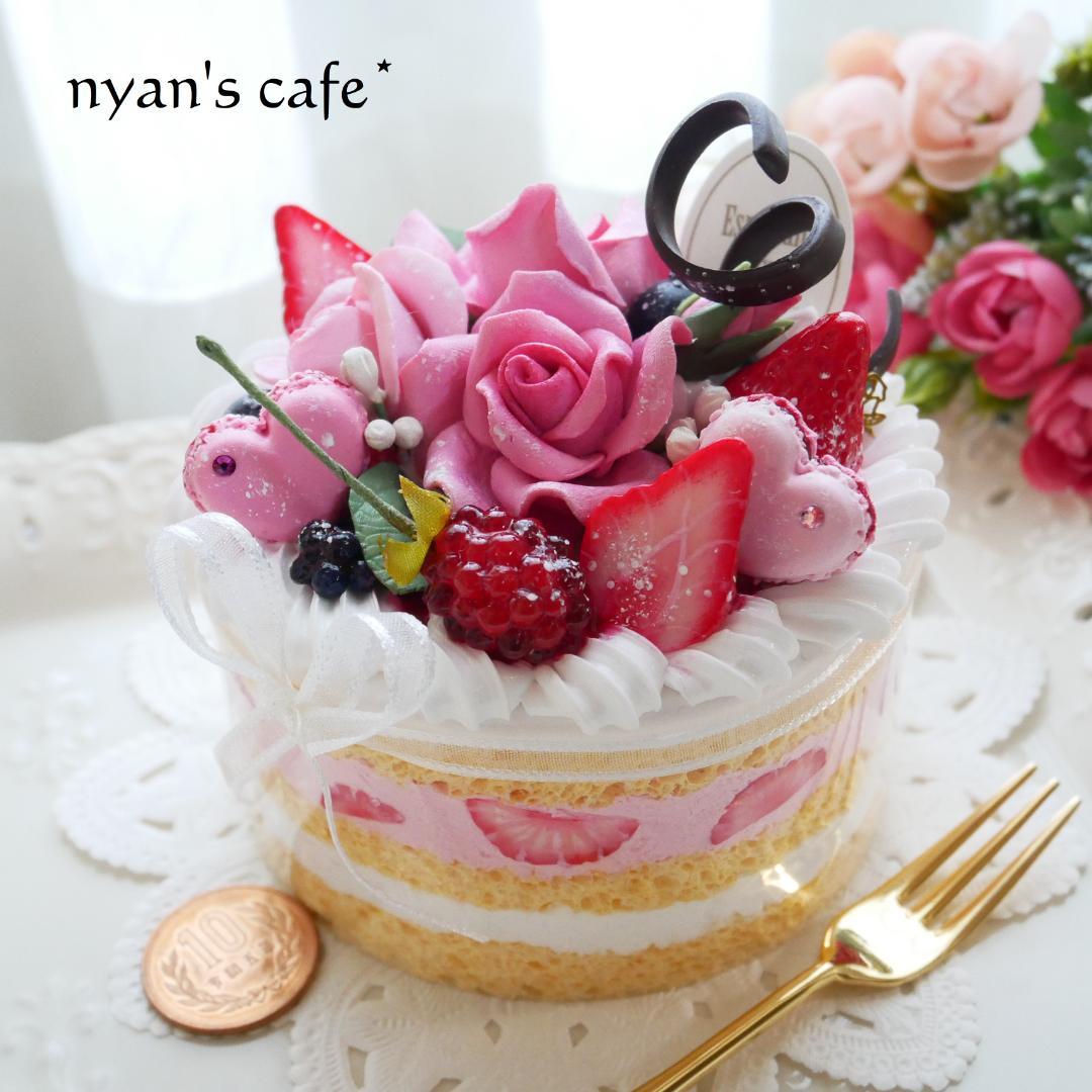 【マロングラッセ様】フェイクスイーツ◆薔薇＆マカロン飾り♡苺の華やかデコケーキ