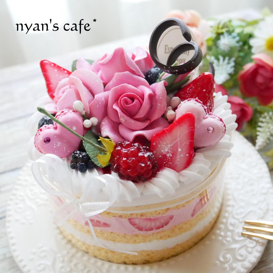 【マロングラッセ様】フェイクスイーツ◆薔薇＆マカロン飾り♡苺の華やかデコケーキ