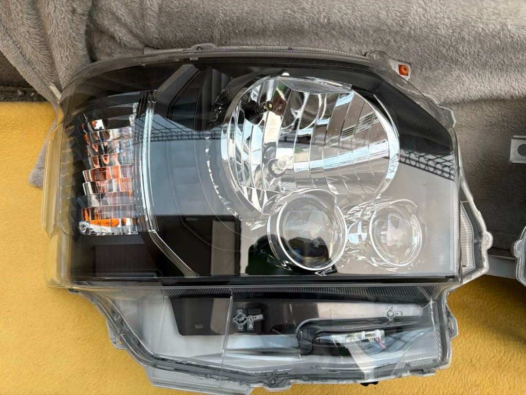 ハイエース純正ヘッドライトDP2 インナーブラック　エセックス　essex