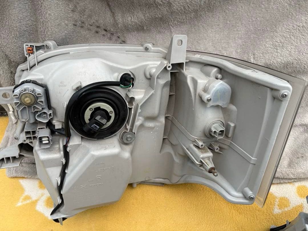 ハイエース純正ヘッドライトDP2 インナーブラック　エセックス　essex