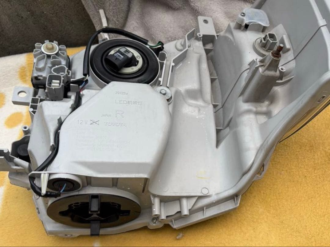 ハイエース純正ヘッドライトDP2 インナーブラック　エセックス　essex