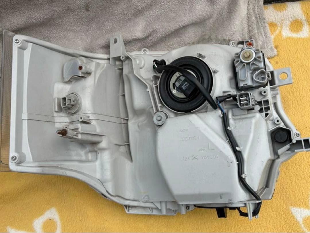 ハイエース純正ヘッドライトDP2 インナーブラック　エセックス　essex