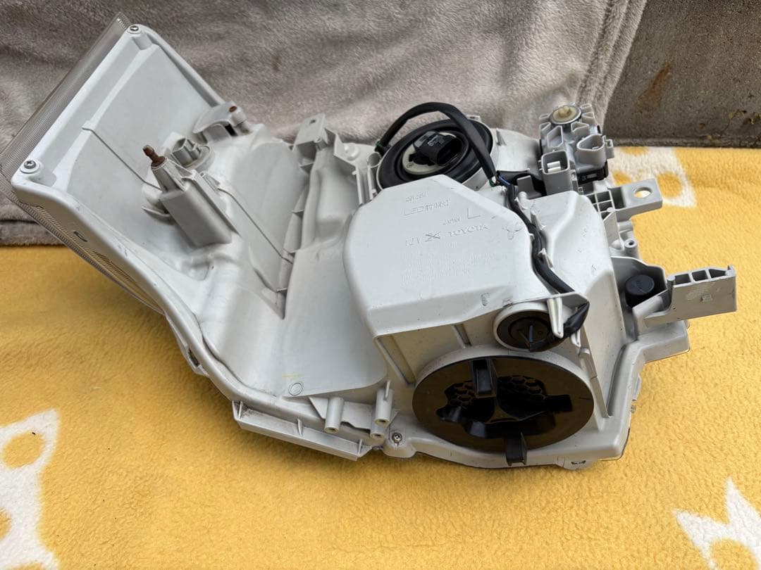 ハイエース純正ヘッドライトDP2 インナーブラック　エセックス　essex