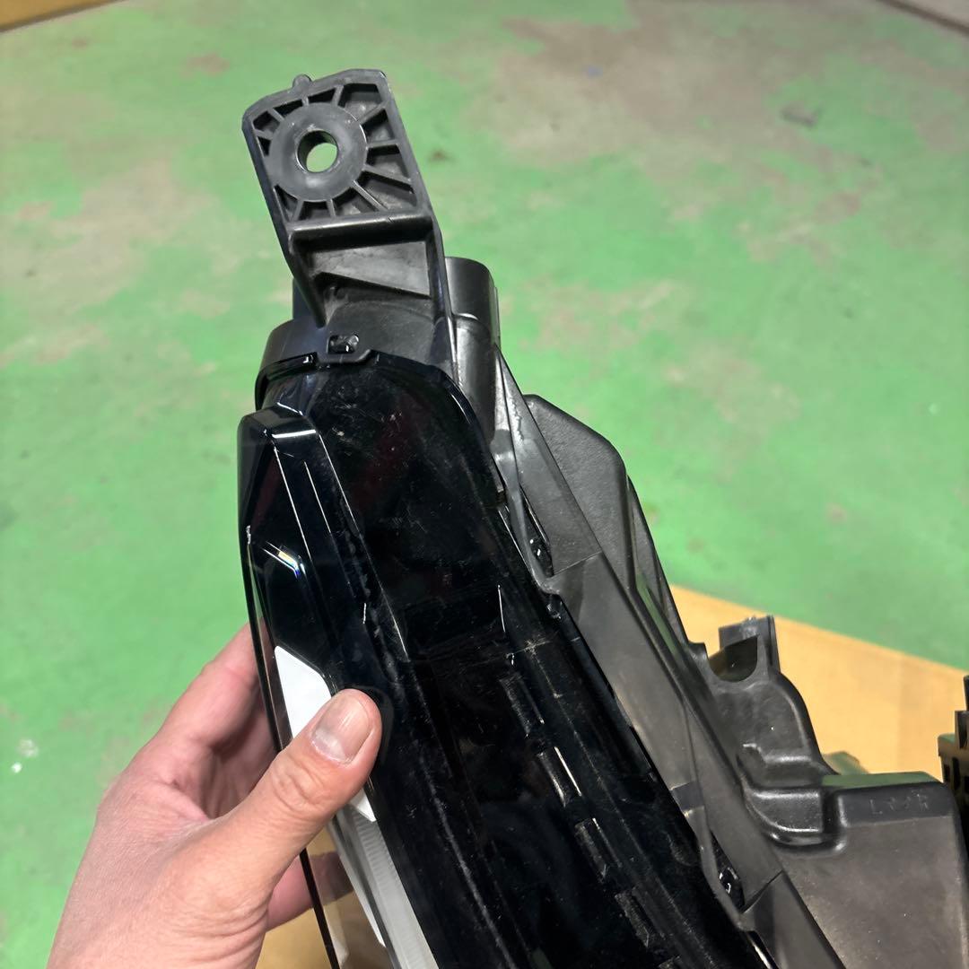 ヴェゼル　ヘッドライト LED 右側