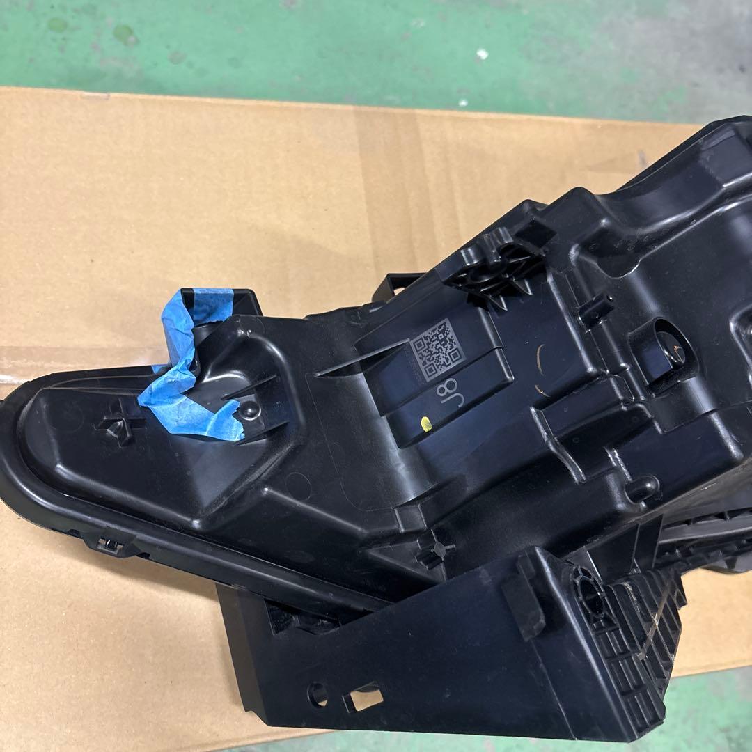 ヴェゼル　ヘッドライト LED 右側