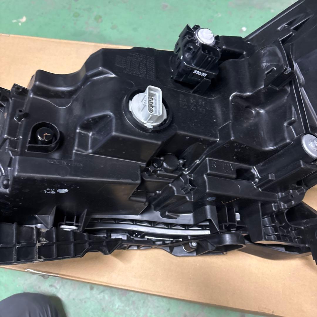 ヴェゼル　ヘッドライト LED 右側