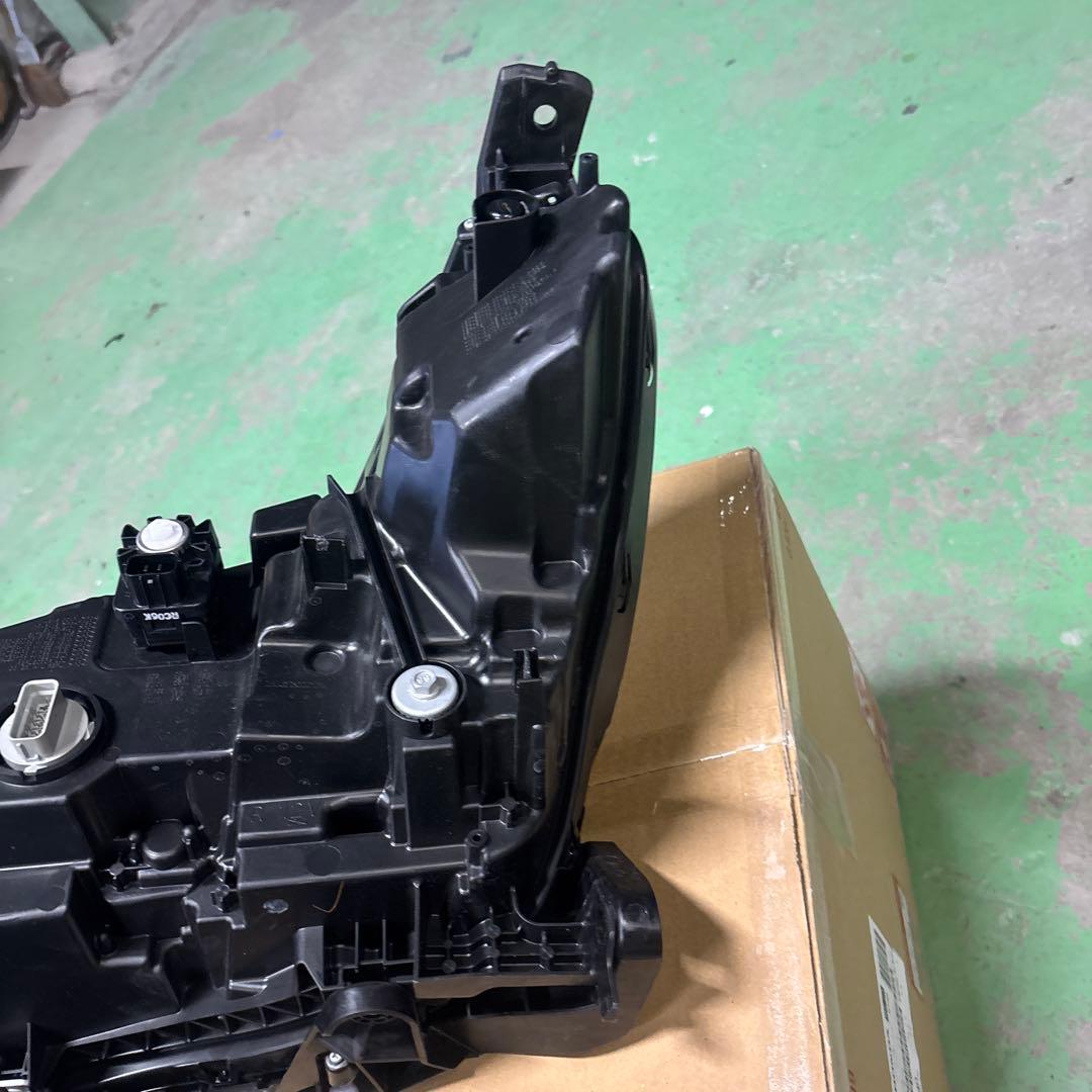 ヴェゼル　ヘッドライト LED 右側