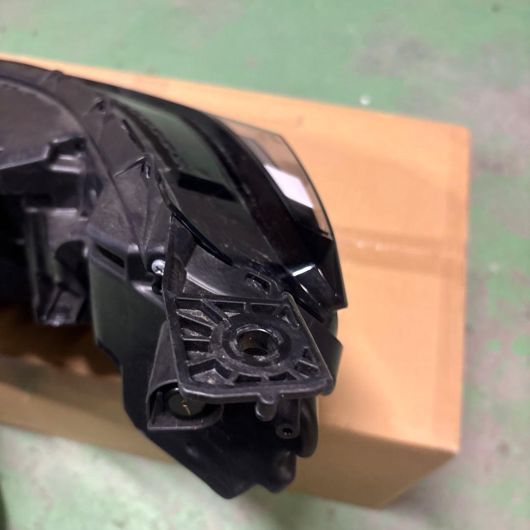 ヴェゼル　ヘッドライト LED 右側