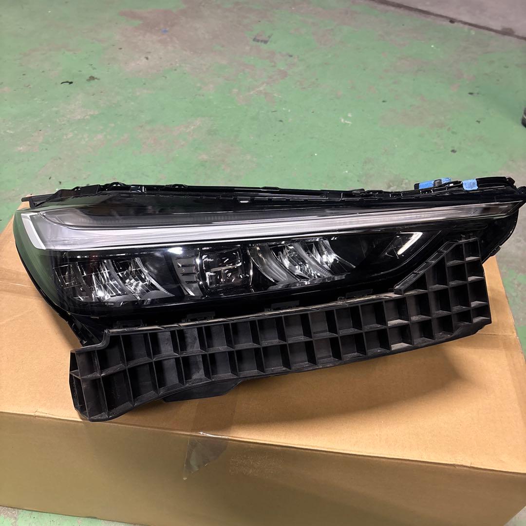 ヴェゼル　ヘッドライト LED 右側