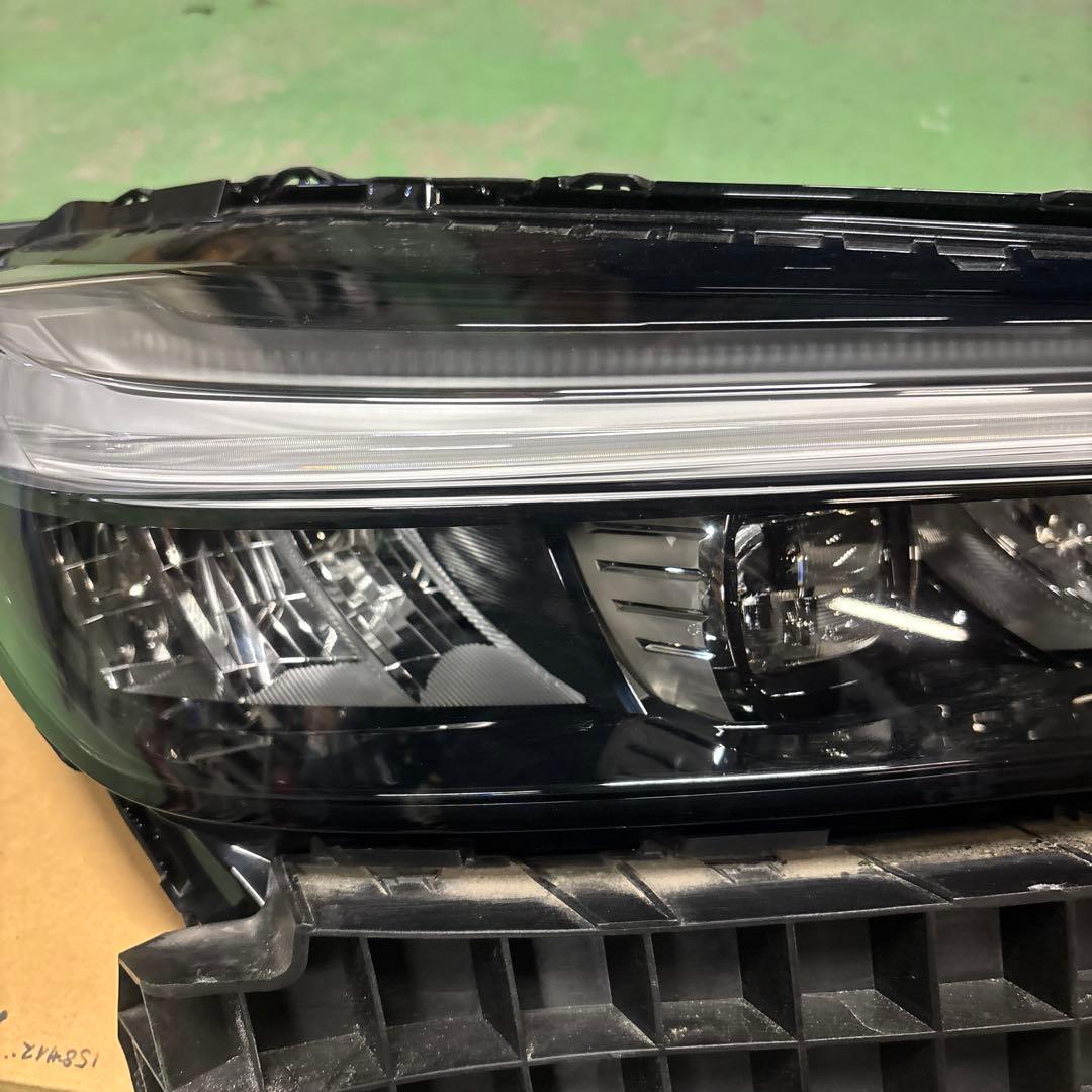 ヴェゼル　ヘッドライト LED 右側