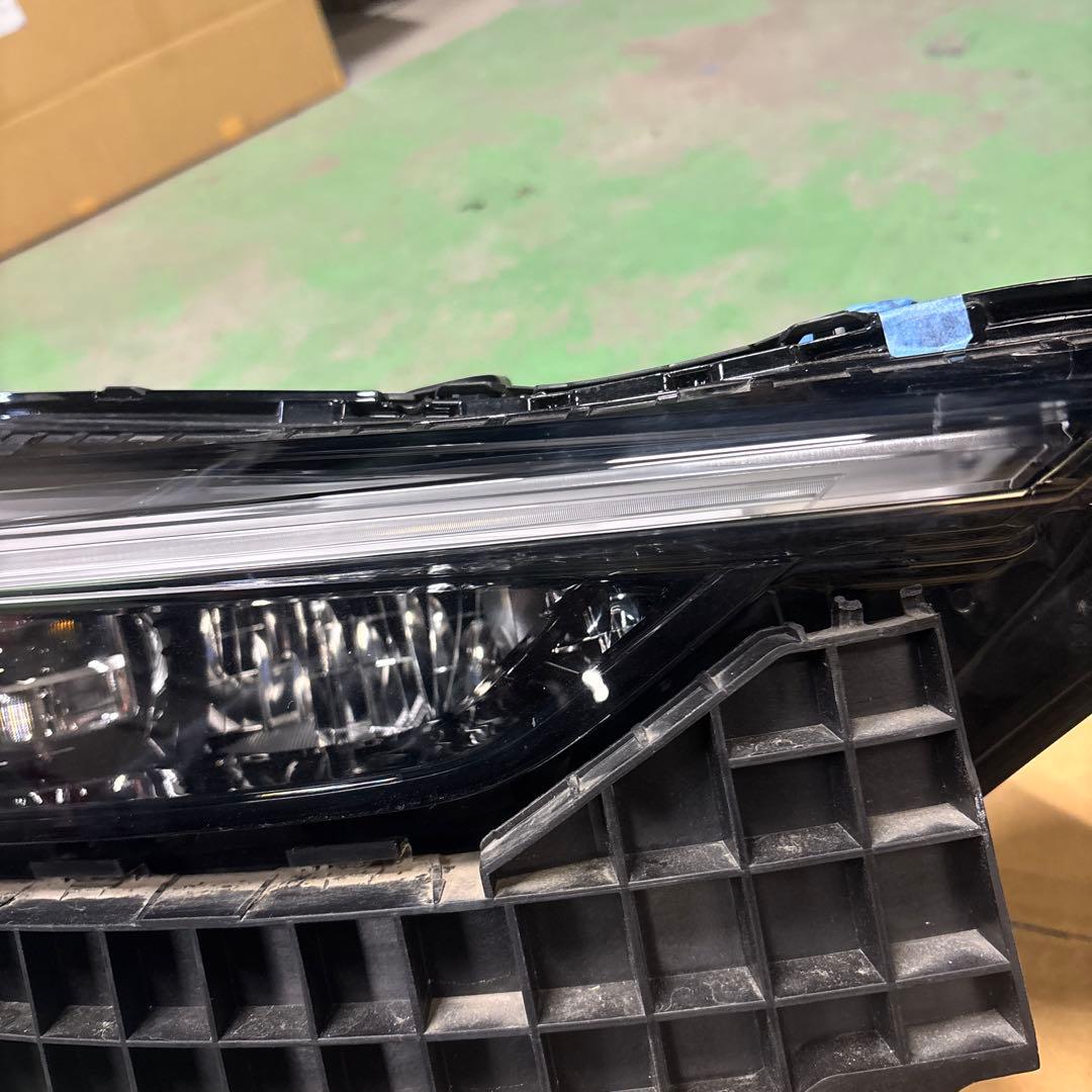 ヴェゼル　ヘッドライト LED 右側