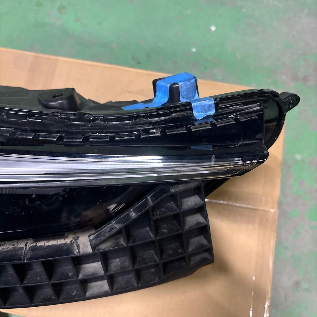 ヴェゼル　ヘッドライト LED 右側