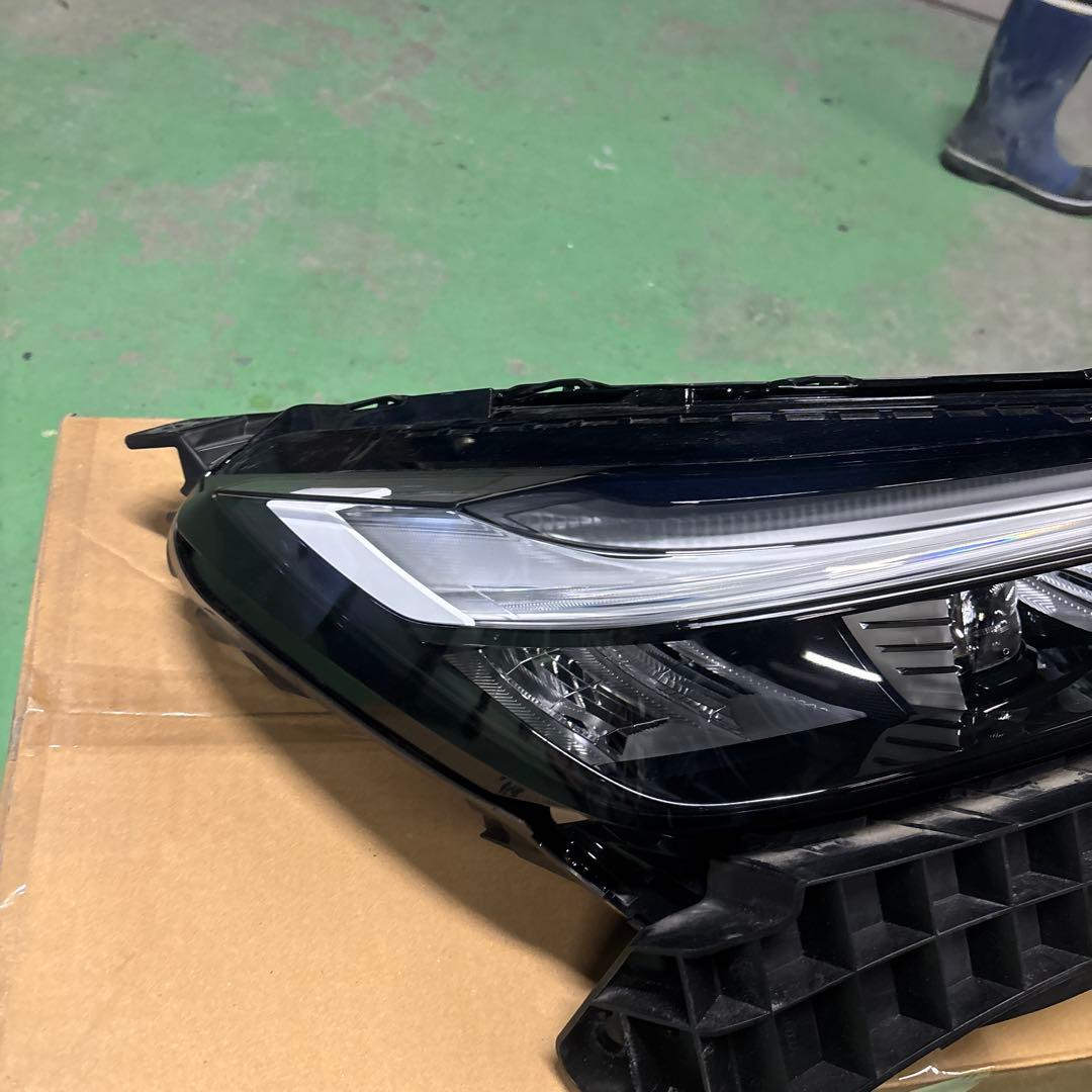 ヴェゼル　ヘッドライト LED 右側