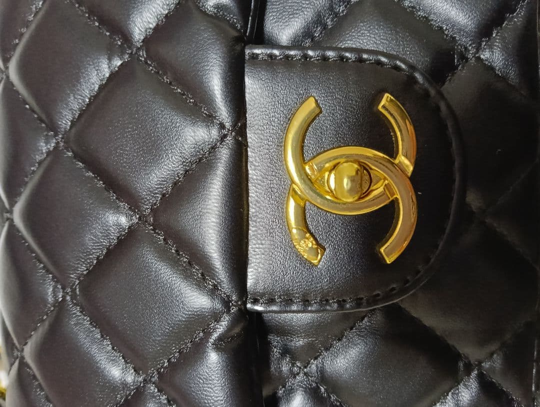 CHANEL ブラックレザー バッグ