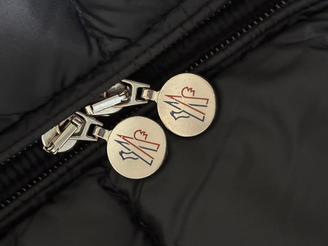 MONCLER ブラックダウンベスト フード付き