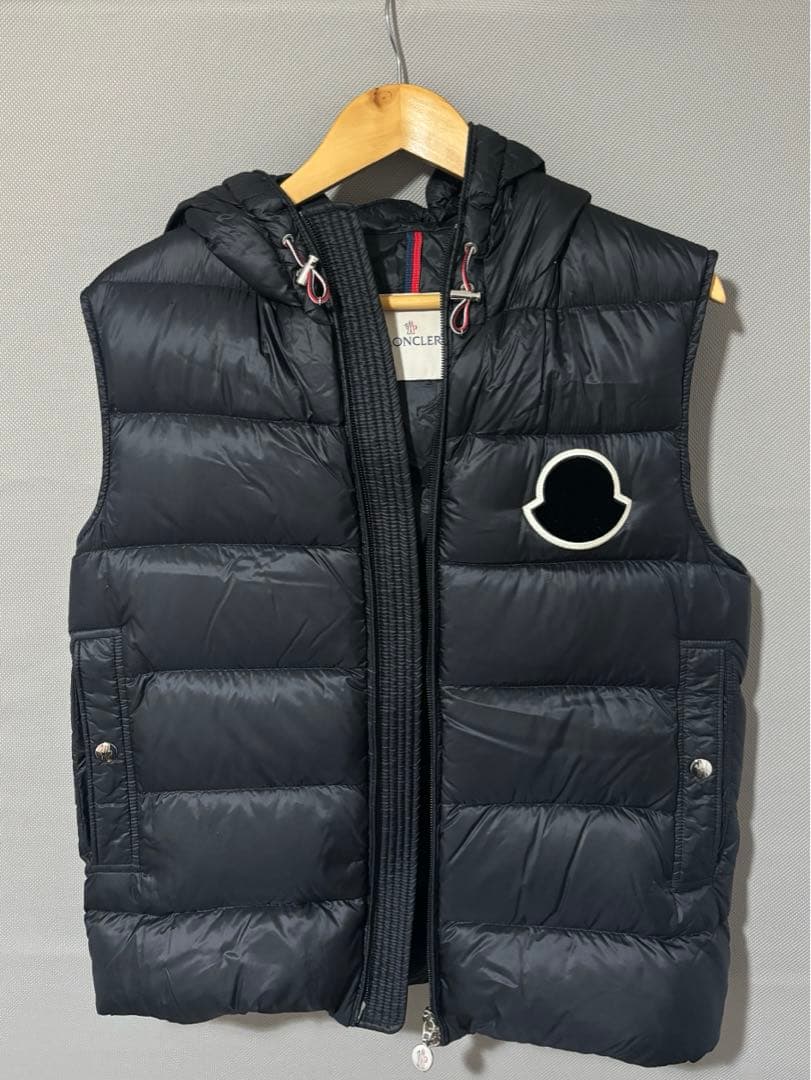 MONCLER ブラックダウンベスト フード付き