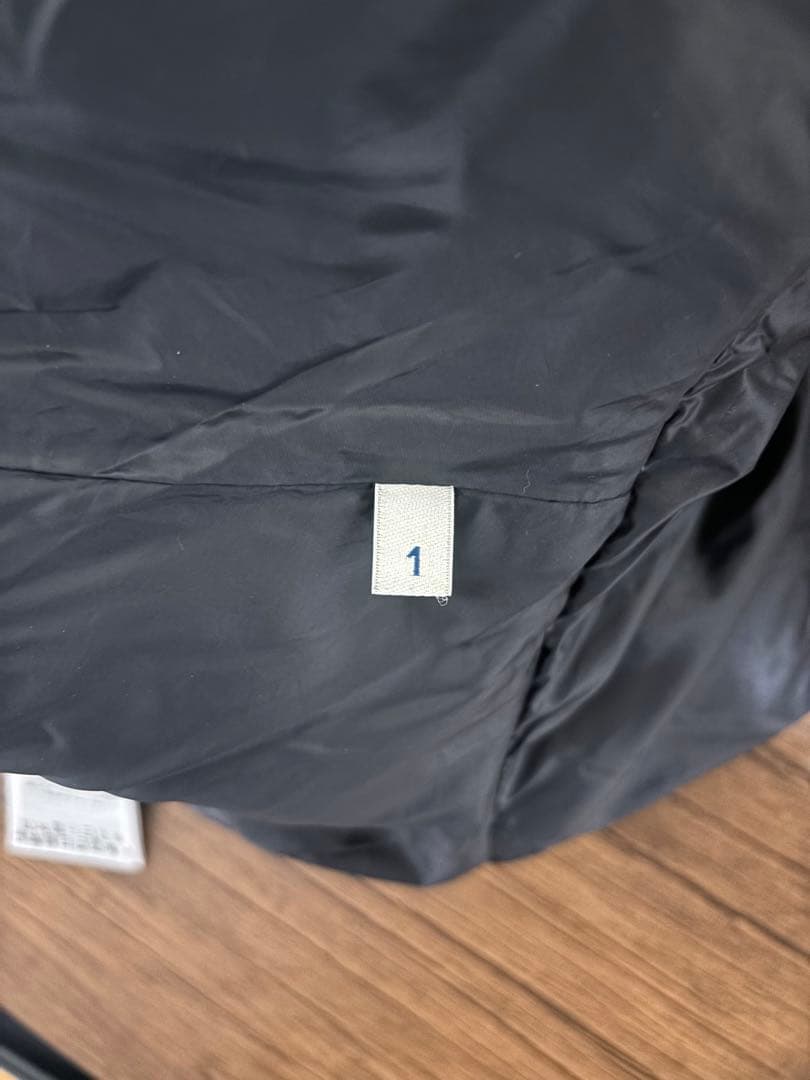 MONCLER ブラックダウンベスト フード付き