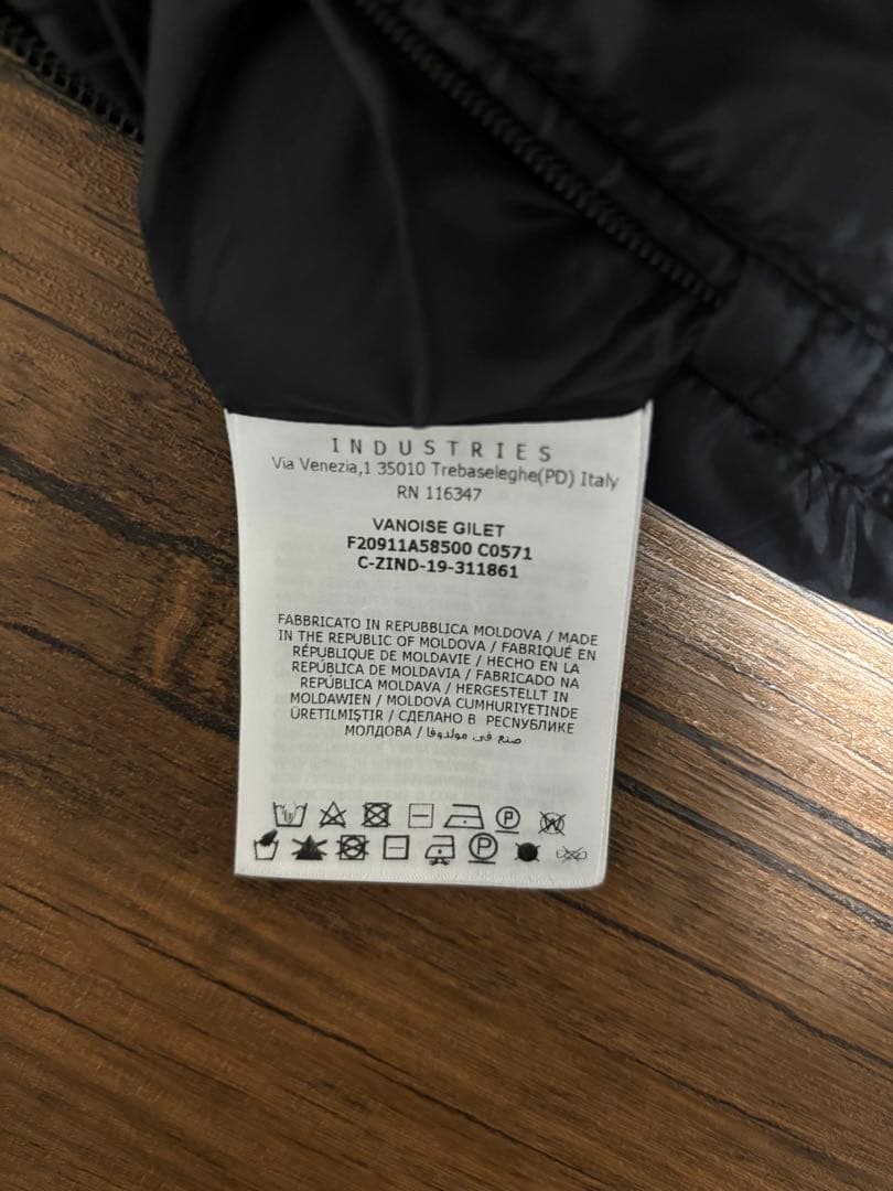 MONCLER ブラックダウンベスト フード付き