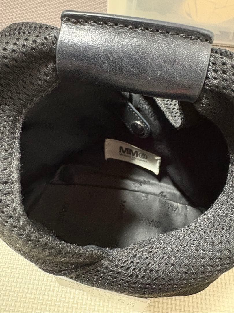 MM6 ブラック ショルダーバッグ