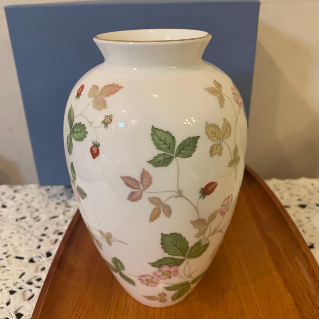 ウェッジウッド ワイルドストロベリー　花瓶　黒壺