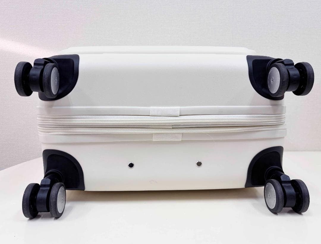 新品 ★ スイスミリタリー スーツケース 42L ホワイト 機内持込み可 TSA