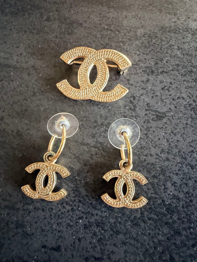 「美品」CHANEL ロゴデザイン ピアス（両耳）