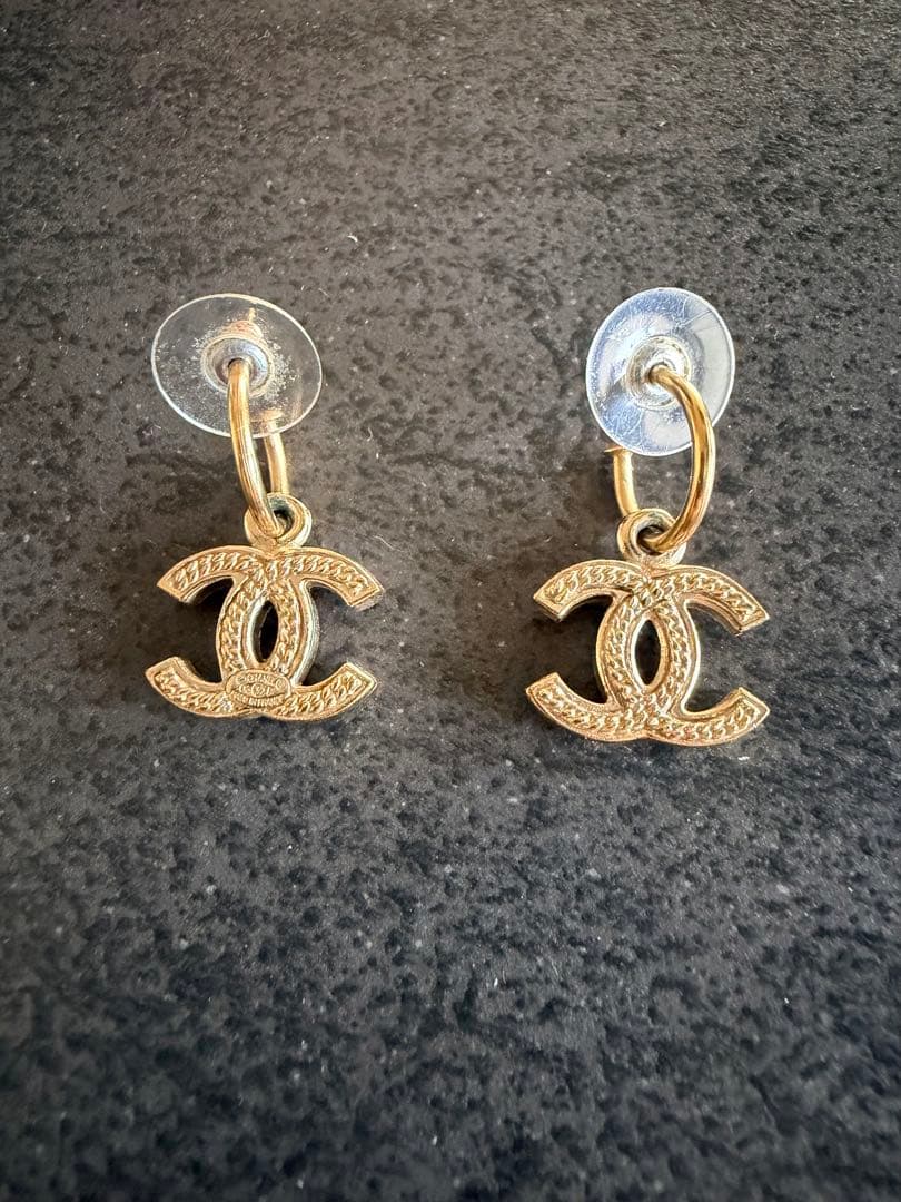 「美品」CHANEL ロゴデザイン ピアス（両耳）