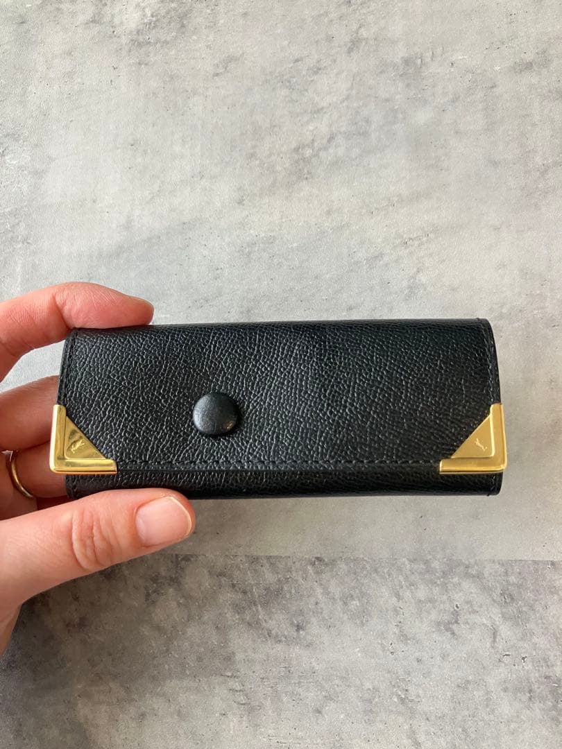 【箱付】イヴサンローラン 型押ロゴ ブラックレザー キーケース