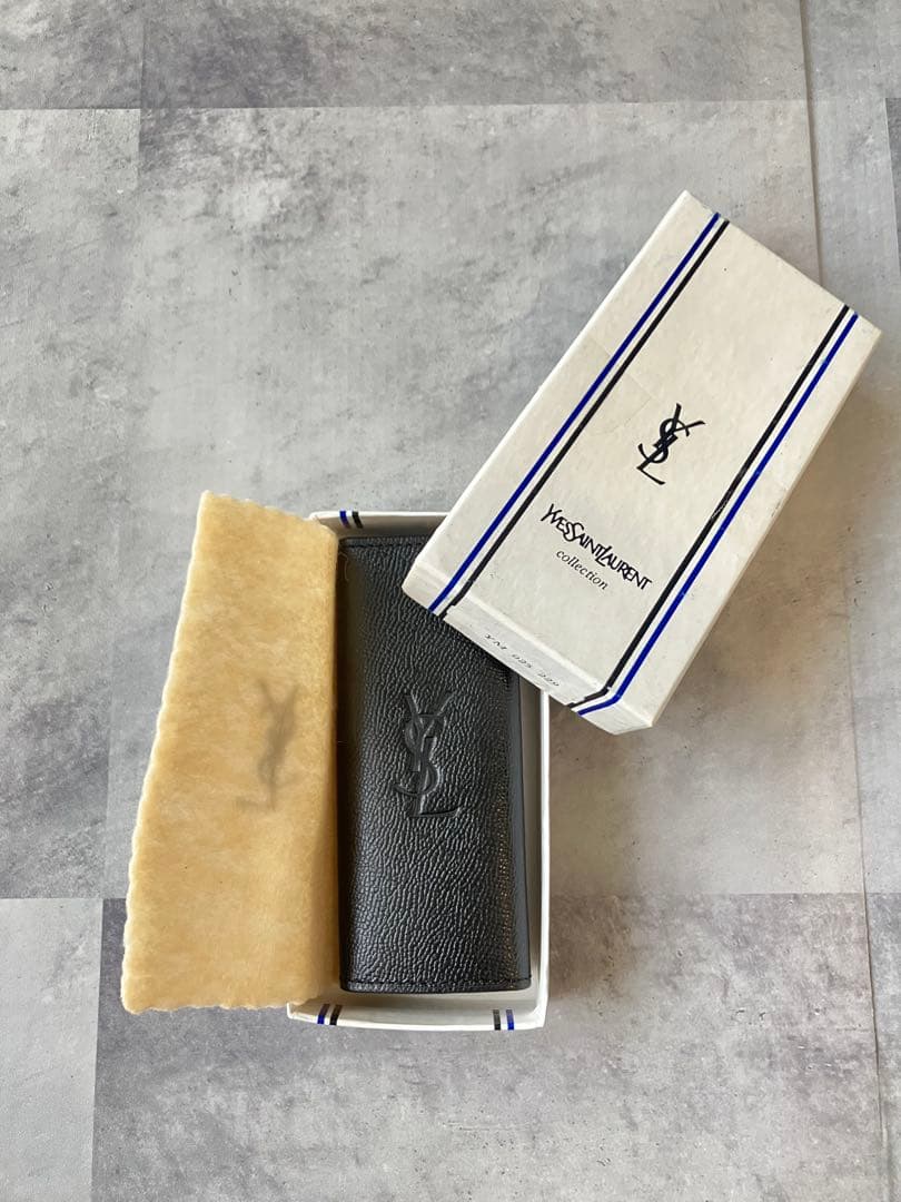 【箱付】イヴサンローラン 型押ロゴ ブラックレザー キーケース