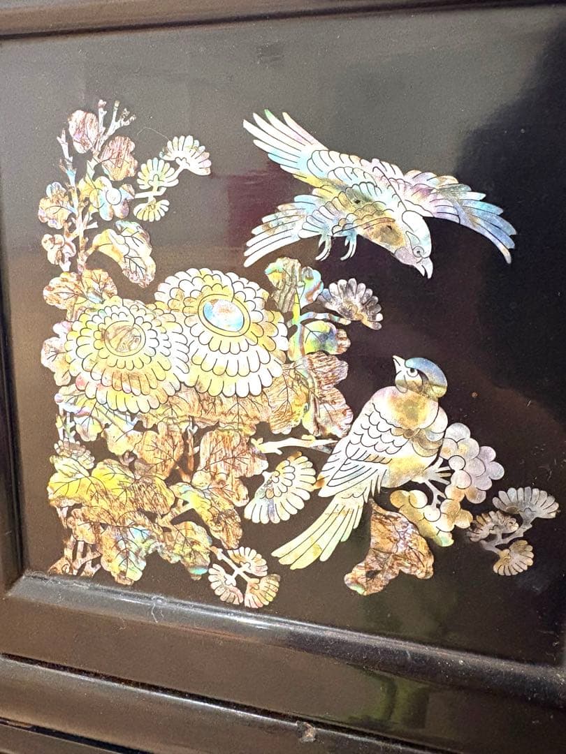 螺鈿細工の飾り棚　黒色　茶箪笥　花鳥の絵柄　段違い　和風　希少