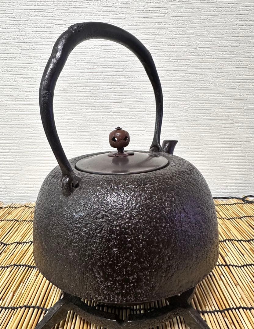 ＵＳＥＤ品、供箱付　南部岩鋳四代目清末作 　真作保証　２３型南部肌(唐金蓋)