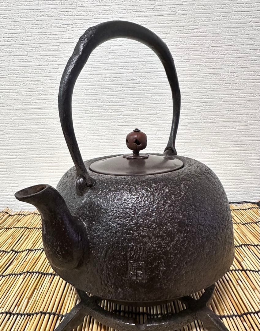 ＵＳＥＤ品、供箱付　南部岩鋳四代目清末作 　真作保証　２３型南部肌(唐金蓋)