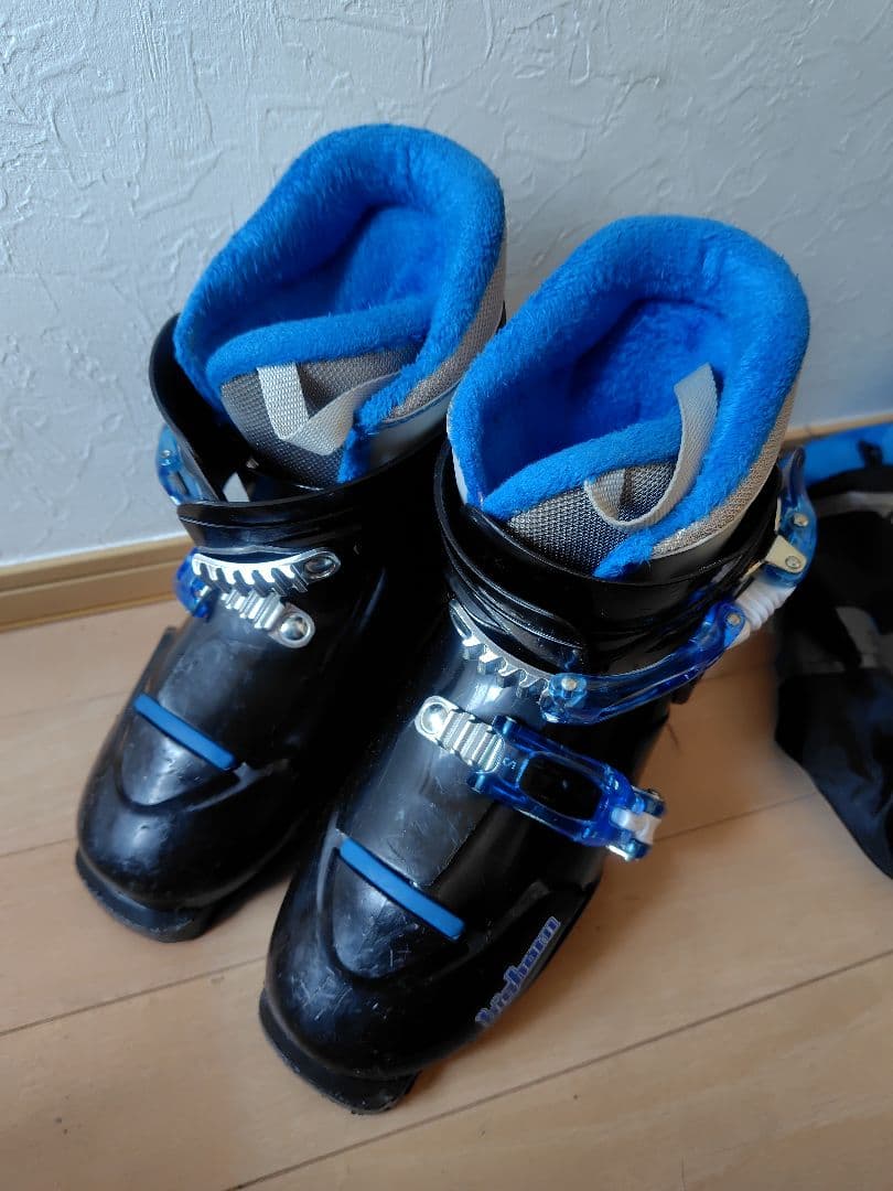 スキー板、ブーツ、ストック