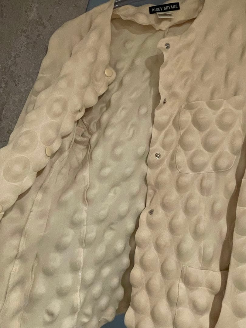 ISSEY MIYAKE ノーカラージャケット アイボリー エンボス加工
