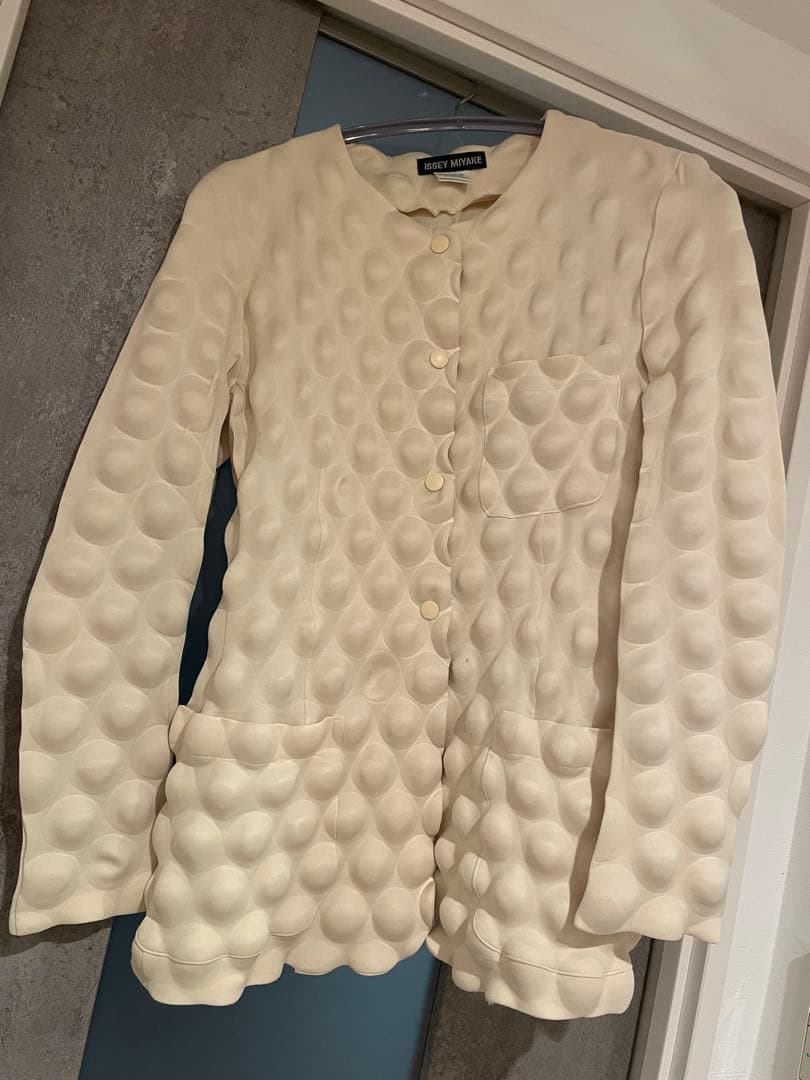ISSEY MIYAKE ノーカラージャケット アイボリー エンボス加工