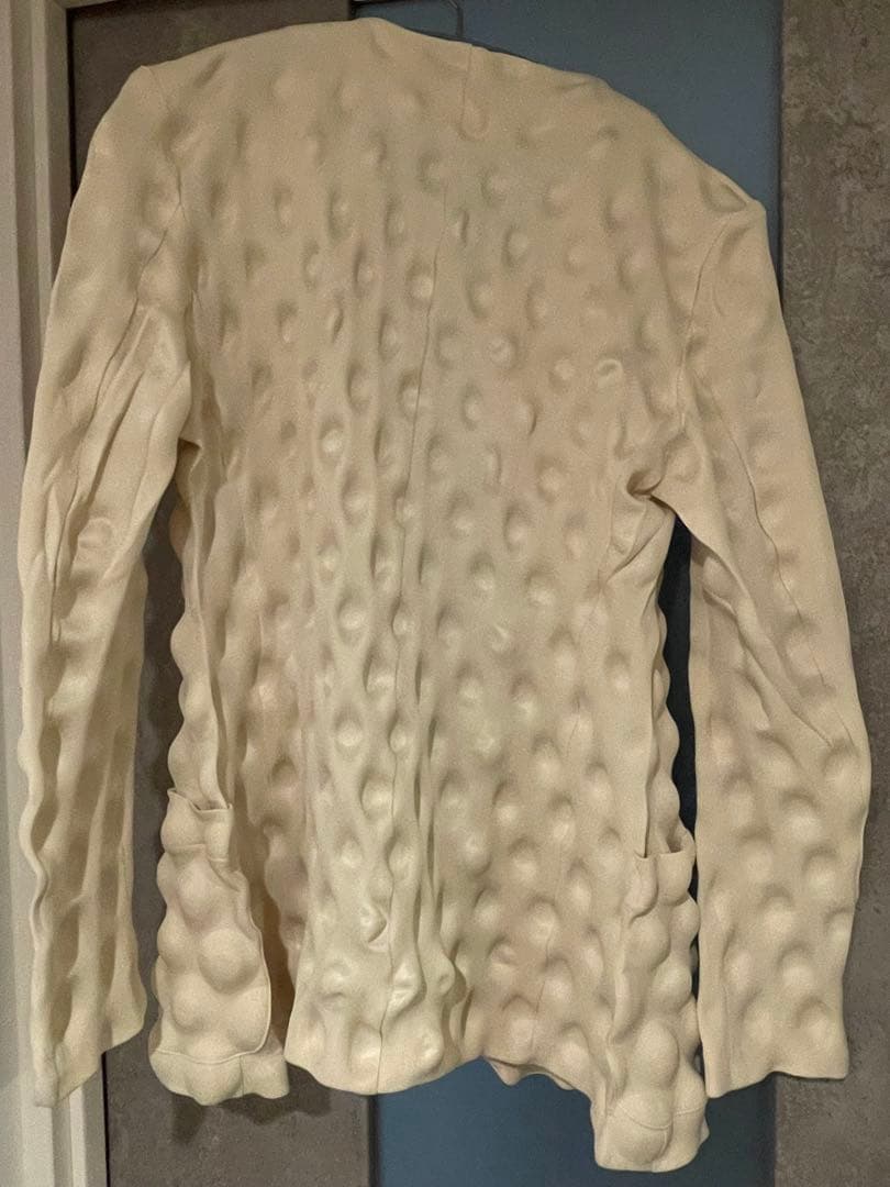 ISSEY MIYAKE ノーカラージャケット アイボリー エンボス加工