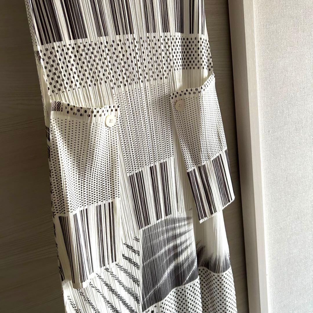 プリーツプリーズ　ロングワンピース　シルクスクリーン柄　ホワイト系　極美品