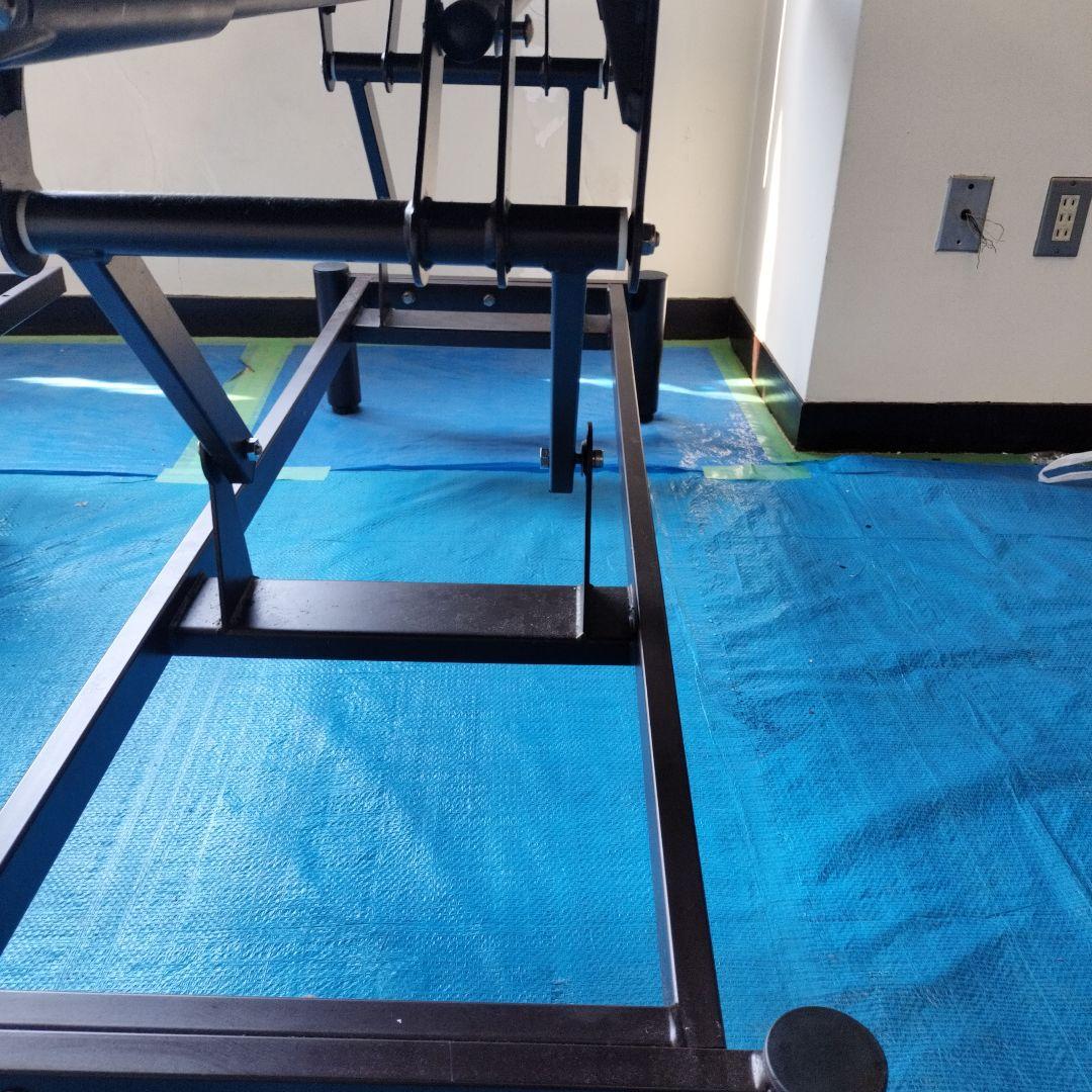 エステサロン・マッサージ用ベッド（上下手動）中古品脚・フレームに錆有り