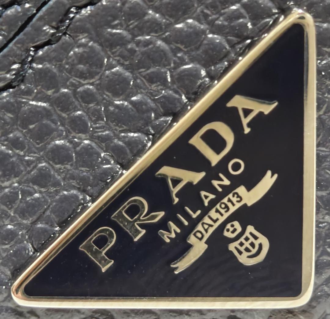 未使用品 プラダ 2MO738 トライアングルロゴ 小銭入れ付き 二つ折り財布