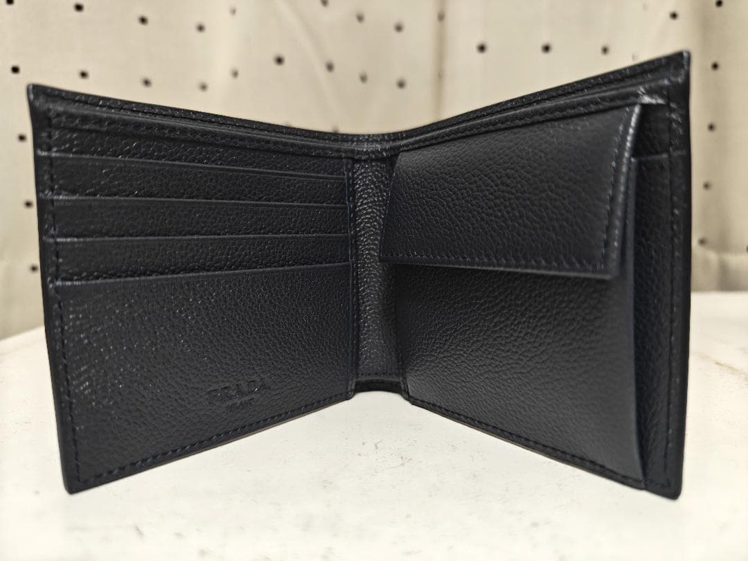 未使用品 プラダ 2MO738 トライアングルロゴ 小銭入れ付き 二つ折り財布