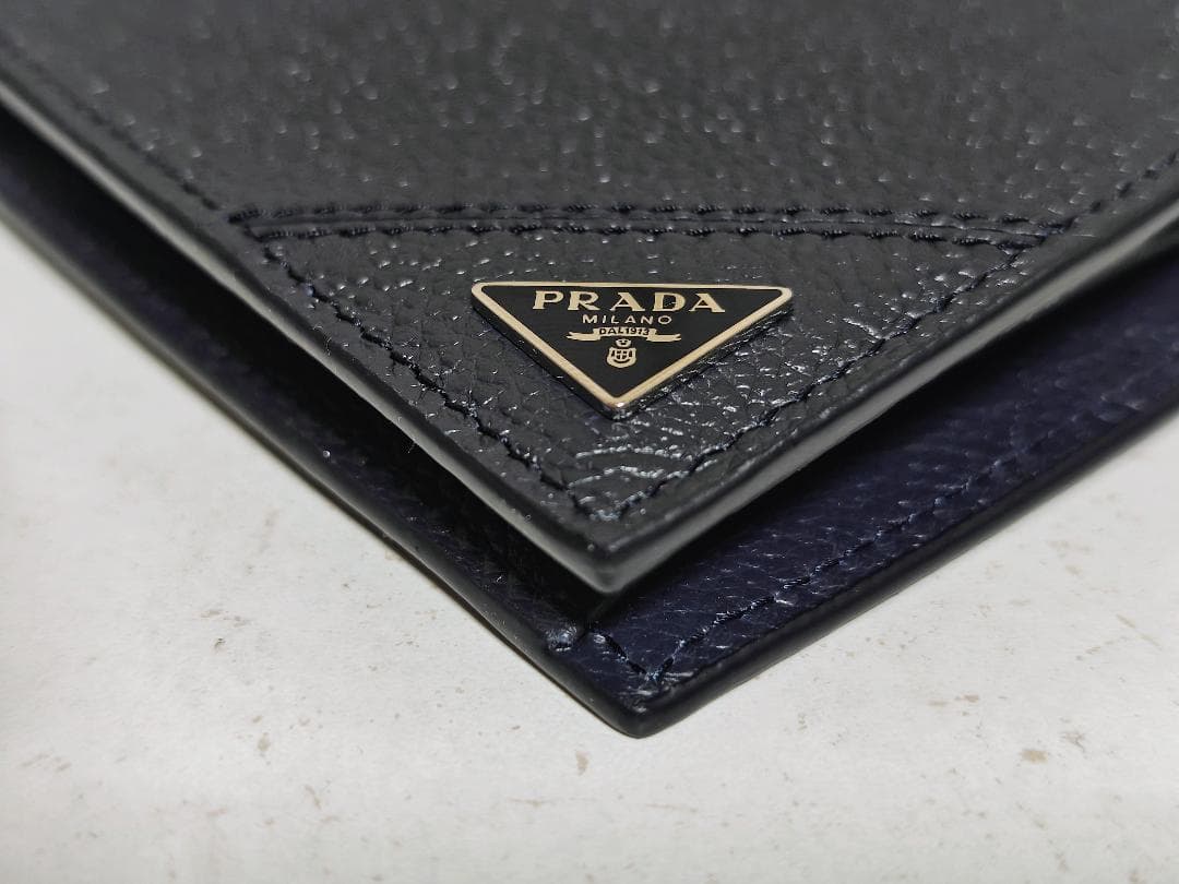 未使用品 プラダ 2MO738 トライアングルロゴ 小銭入れ付き 二つ折り財布