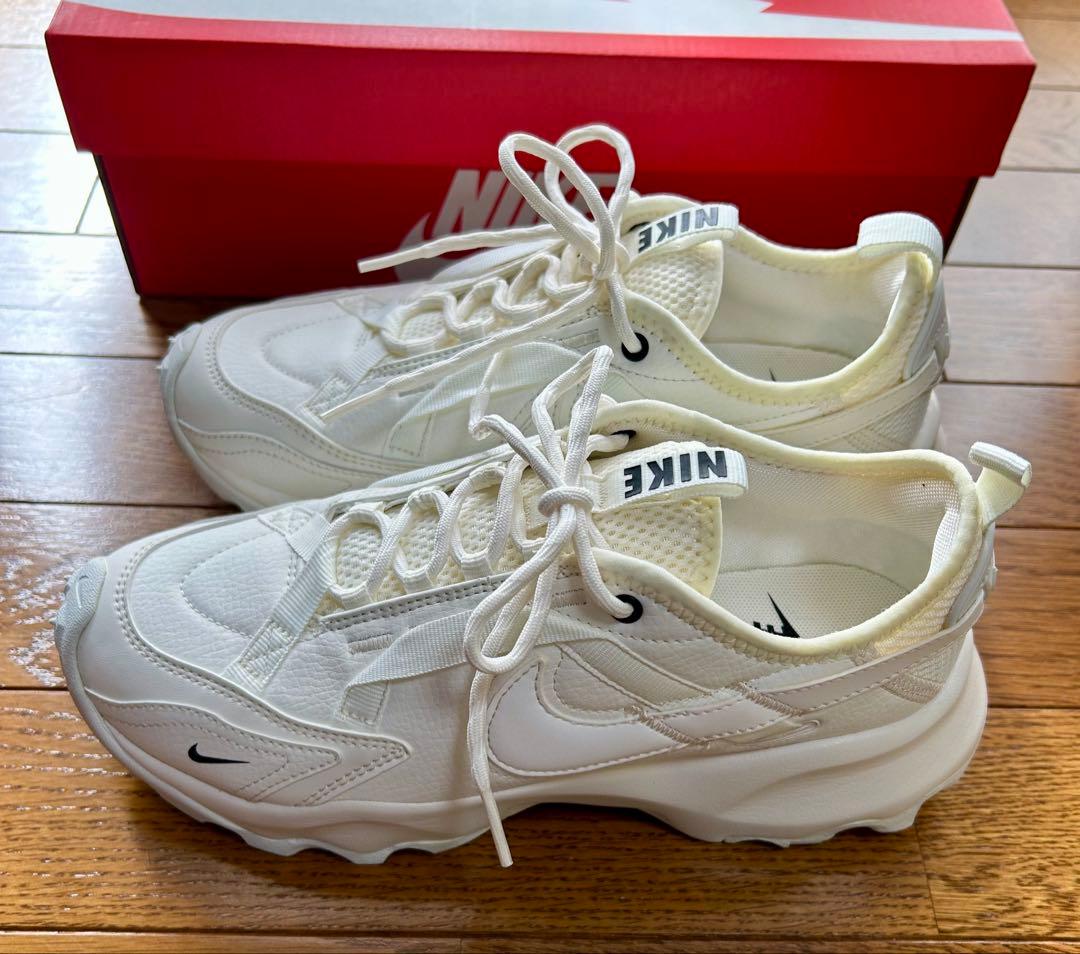 新品【NIKE】TC7900スニーカー　ホワイト 24cm