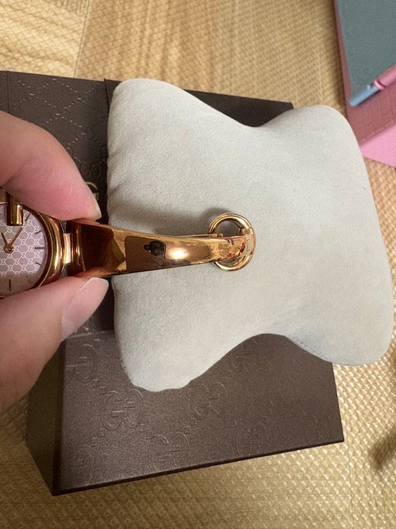 GUCCI（グッチ） 134.5 GG シェル バングル ウォッチ（腕時計）