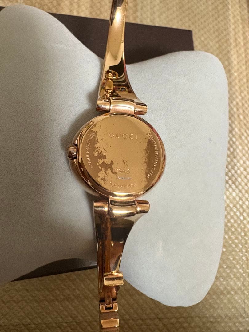 GUCCI（グッチ） 134.5 GG シェル バングル ウォッチ（腕時計）