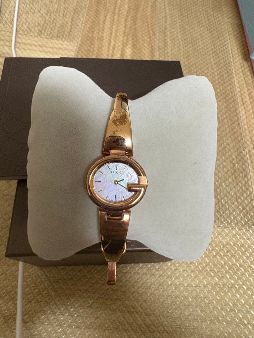 GUCCI（グッチ） 134.5 GG シェル バングル ウォッチ（腕時計）