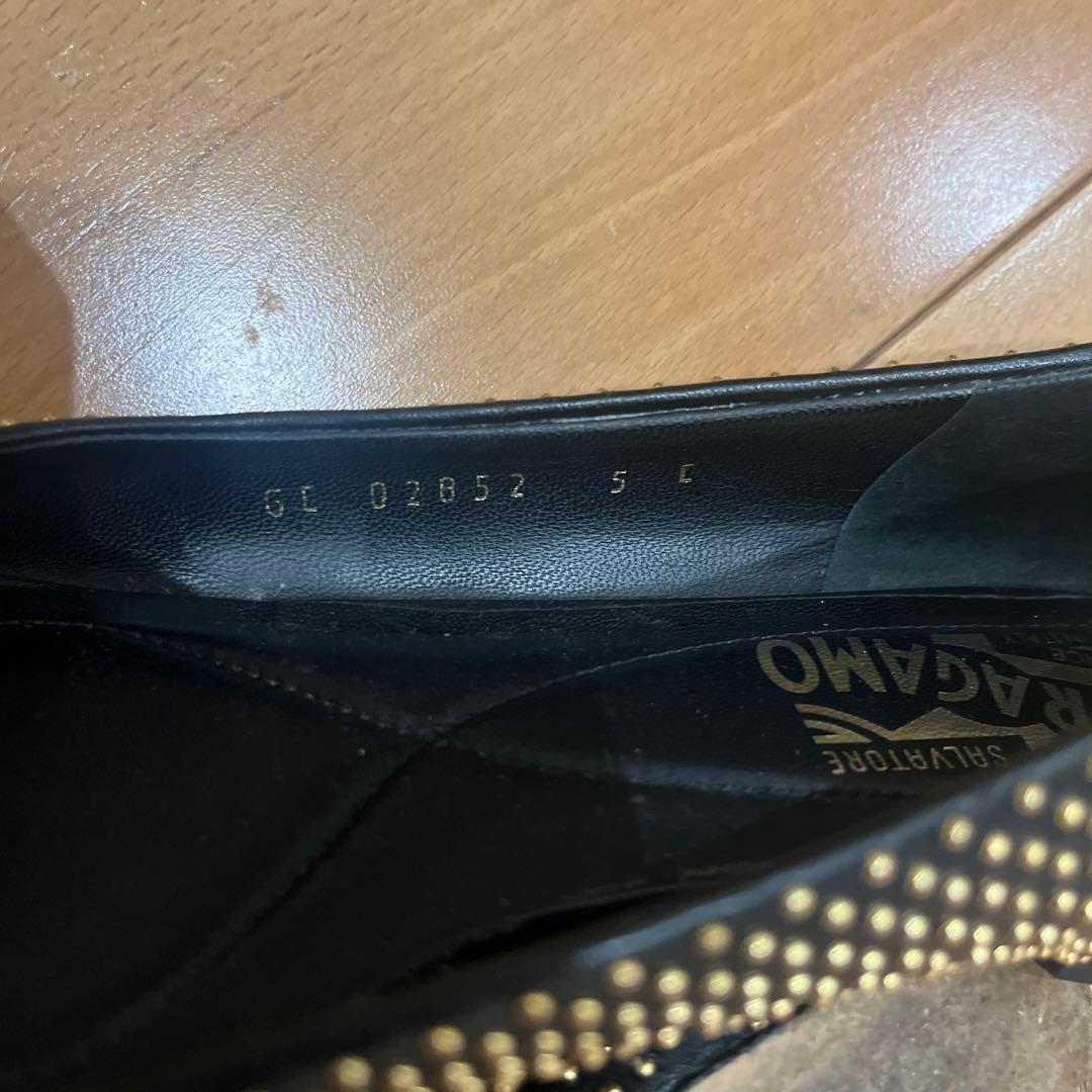 Salvatore Ferragamo ヴァラ　スタッズ5C 22 フェラガモ