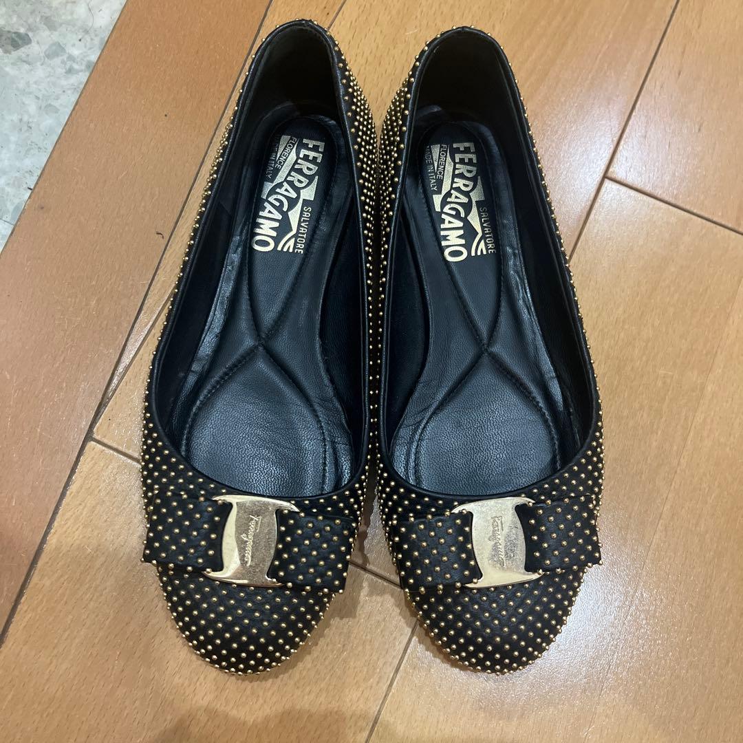 Salvatore Ferragamo ヴァラ　スタッズ5C 22 フェラガモ
