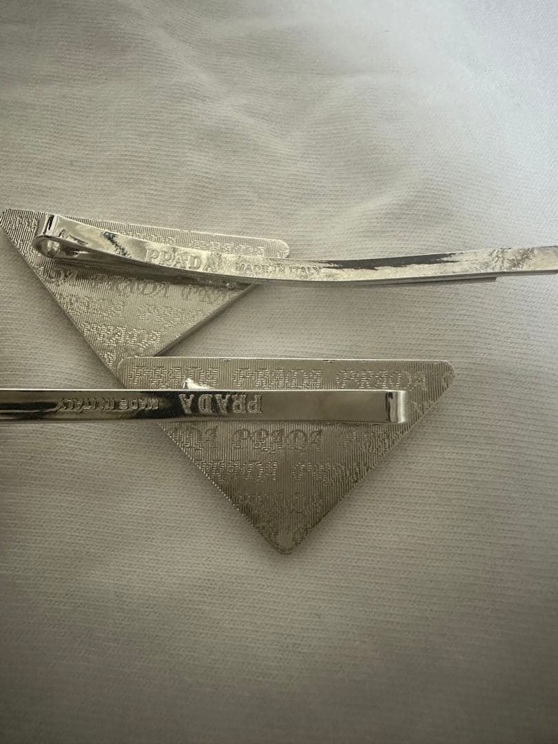 PRADA ブラック メタル ヘアピン