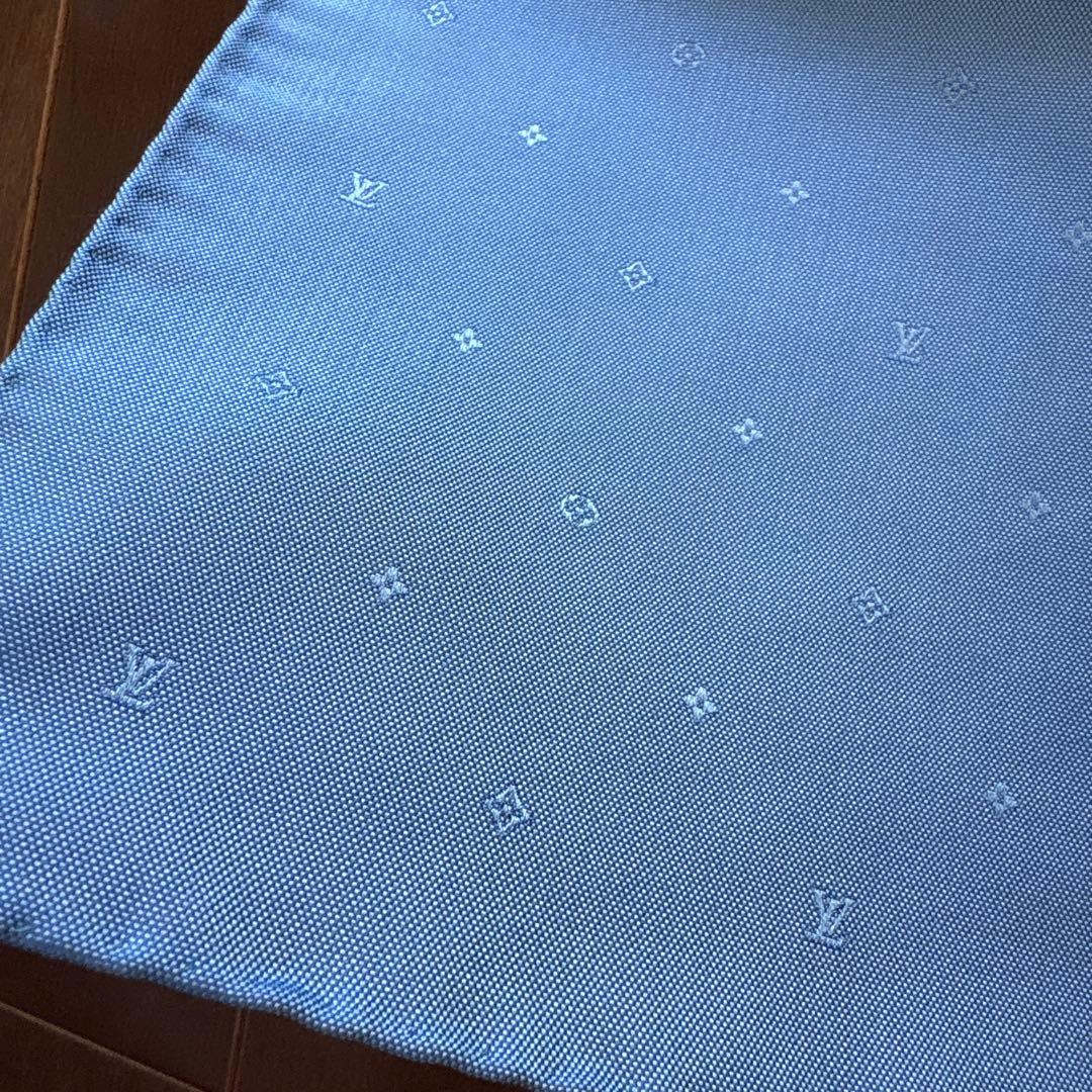 LOUIS VUITTONシルク　ポケットチーフ　ルイヴィトン　透かし　ハンカチ